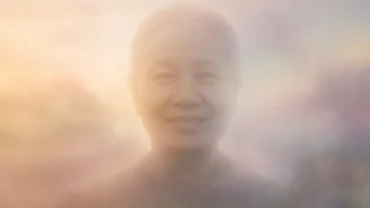 Khuôn mặt bình yên mỉm cười ẩn hiện trong không gian mờ ảo khi mơ thấy người chết cười với mình