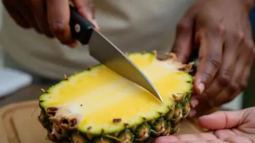 Mơ thấy người khác cắt dứa cho mình