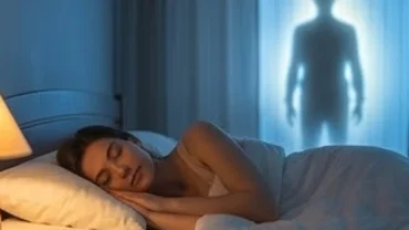 Người phụ nữ đang ngủ say và bước vào thế giới mộng mị gặp gỡ một bóng hình xa lạ