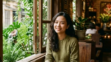 Hình ảnh cô gái trẻ Việt Nam mỉm cười khi nghĩ về việc mơ thấy người mình thích cũng thích mình
