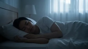 Người đang nằm ngủ say và trải qua giấc mơ thấy người quen chết với biểu cảm trăn trở