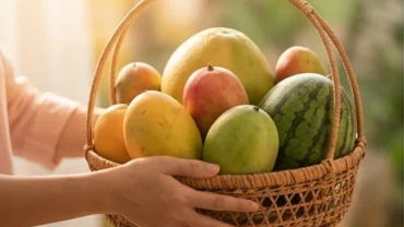 Người phụ nữ vui vẻ nhận giỏ trái cây nhiệt đới tươi ngon, đại diện cho điềm lành khi mơ thấy người ta cho trái cây