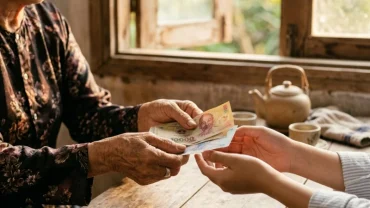 Giải mã điềm báo mơ thấy người thân cho tiền qua hình ảnh bàn tay trao tặng những tờ tiền giấy cũ kỹ