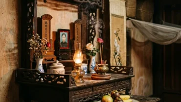 Mâm cúng chay thanh tịnh trên bàn thờ gia tiên giúp an tâm sau khi mơ thấy người thân đã mất hiện về