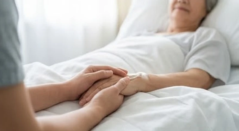 Người thân mỉm cười bình thản nằm trên giường bệnh trắng toát dưới ánh sáng mặt trời dịu nhẹ