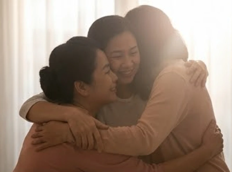 Vòng tay ấm áp của gia đình ôm lấy nhau dưới ánh sáng dịu nhẹ tượng trưng cho tình cảm gắn kết