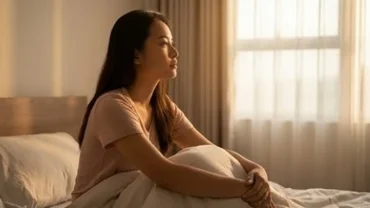 Cô gái trẻ người Việt bừng tỉnh sau khi mơ thấy người yêu bỏ rơi mình trong không gian phòng ngủ tĩnh lặng