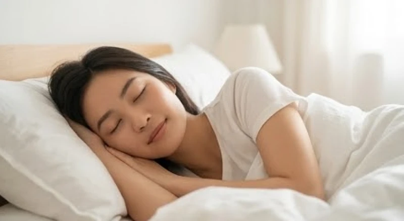 Cô gái trẻ thức dậy với cảm giác bình yên nhẹ nhõm sau một giấc mơ liên quan đến chuyện tình cảm quá khứ