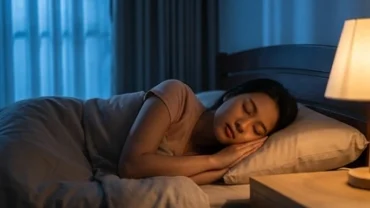 Nữ giới đang ngủ say với nét mặt trăn trở khi nằm mơ thấy quan hệ với người yêu cũ trong đêm