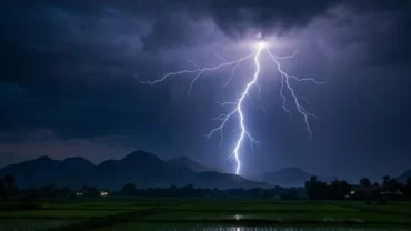 Tia sét chớp nhoáng xé toạc bầu trời đêm mang theo những điềm báo tâm linh cho người nằm mơ thấy sét đánh