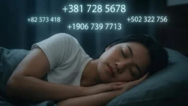 Người phụ nữ Việt Nam chìm trong giấc mơ thấy số điện thoại phát sáng lơ lửng giữa không gian tĩnh lặng