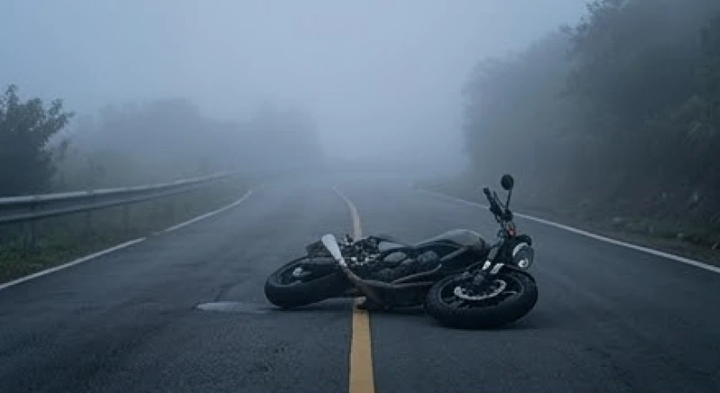 Mơ thấy tai nạn: Giải mã điềm báo, con số và cách hóa giải 2 Chiếc xe máy đổ ngã trên đoạn đường vắng trong sương mù minh họa cho giấc mơ thấy tai nạn xe máy