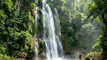 Hình ảnh minh họa cho điềm báo phong thủy và tâm lý học khi mơ thấy thác nước đổ xuống hùng vĩ giữa thiên nhiên