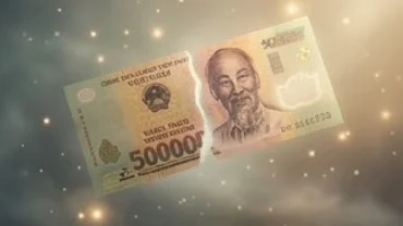 Tờ tiền giấy bị sờn góc và rách nát nằm lơ lửng trong không gian huyền ảo đại diện cho giấc mơ thấy tiền rách