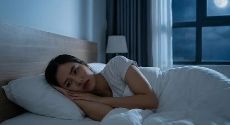 Mơ thấy đi xin việc: Giải mã điềm báo & hướng xử lý thực tế 1 Một người phụ nữ trằn trọc trên giường nghĩ về việc mơ thấy đi xin việc ở môi trường mới