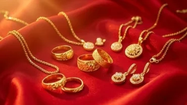 Bộ trang sức vàng nguyên chất gồm nhẫn và dây chuyền lấp lánh gắn liền với ý nghĩa mơ thấy trang sức vàng