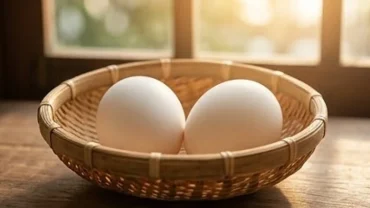 Hai quả trứng ngỗng trắng muốt đặt trên chiếc rổ tre mộc mạc biểu tượng cho điềm báo may mắn