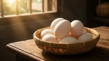 Chi tiết quả trứng vịt trắng ngần trong rổ tre đại diện cho điềm báo tài lộc khi nằm mơ thấy trứng vịt
