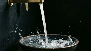 Hình ảnh điềm báo tài lộc và quản lý dòng tiền khi mơ thấy vòi nước chảy mạnh trong không gian nội thất Việt Nam