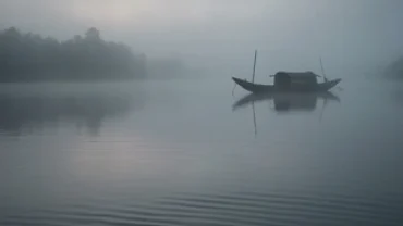 Dòng sông bao phủ bởi sương mù tĩnh lặng mang tính ẩn dụ sâu sắc cho ý nghĩa giấc mơ thấy xác chết trôi sông