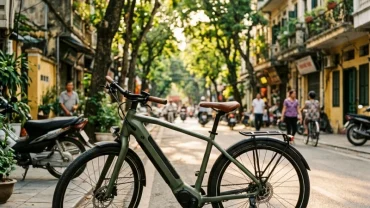 Chiếc xe đạp điện hiện đại đỗ trên con phố yên tĩnh tại Việt Nam gợi ý nghĩa khi mơ thấy xe đạp điện