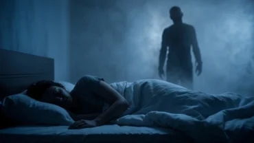 Người nằm ngủ đang trằn trọc khi mơ thấy zombie tiến lại gần trong sương mù mờ ảo