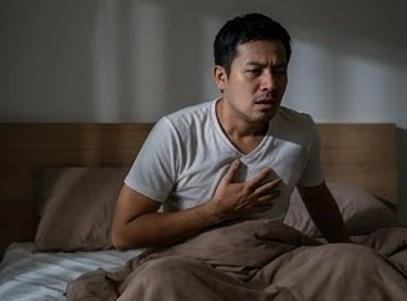 Ngủ mơ nhiều có hại không: Dấu hiệu bệnh lý & cách khắc phục 2 Người đàn ông hoảng hốt tỉnh giấc giữa đêm với nhịp tim đập nhanh và đổ mồ hôi