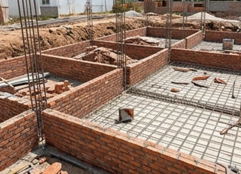 Tuổi Dần tam tai năm nào: bảng tra cứu và nghi thức cúng giải 9 Khu vực nền móng bằng gạch đỏ và thép gai của một công trình nhà ở đang trong giai đoạn đào bới thi công ngổn ngang