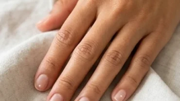 Cận cảnh bàn tay khỏe mạnh với móng tay có vệt trắng là điềm gì phổ biến thường gặp