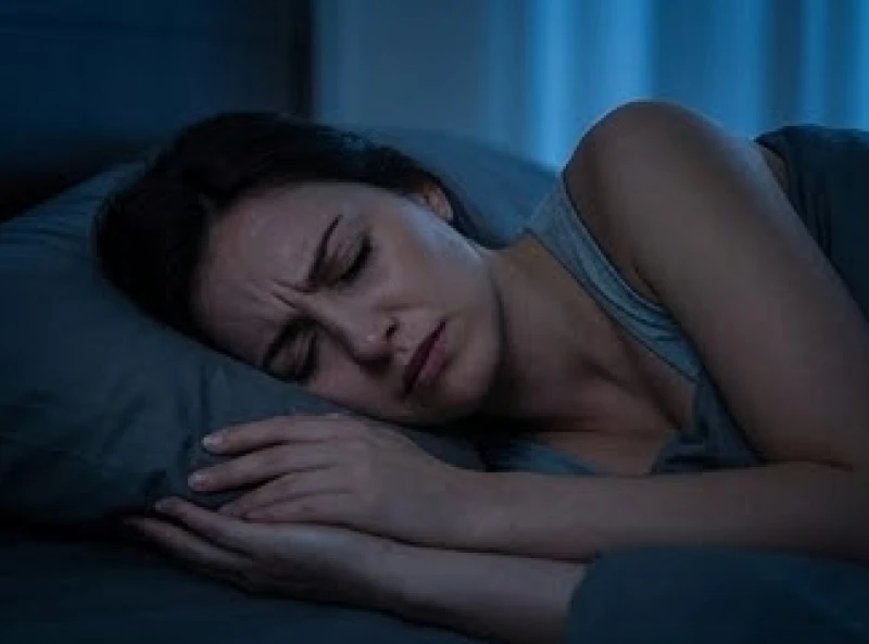 Mơ thấy bị cướp: Phân tích điềm báo từng bối cảnh & số may mắn 1 Một người phụ nữ nằm ngủ trằn trọc và nhíu mày căng thẳng khi mơ thấy bị cướp