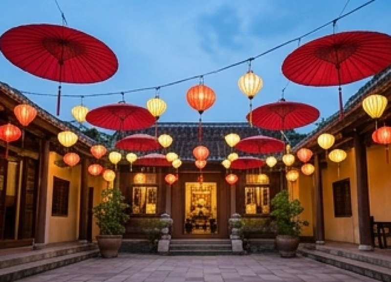 Những chiếc ô lụa đỏ trang trí không gian tiệc cưới tượng trưng cho sự sinh sôi nảy nở và phước lành ngập tràn