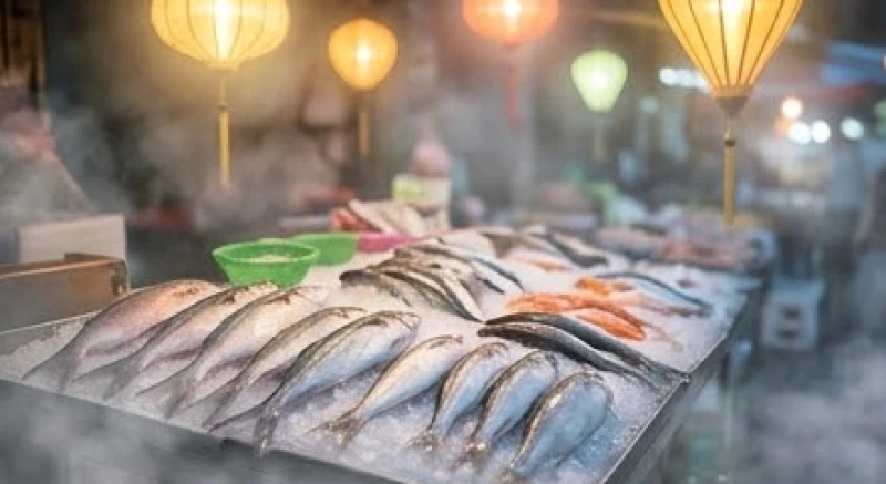 Các sạp bán cá tươi sống tấp nập người qua lại trong một khu chợ truyền thống nhộn nhịp