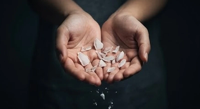 Mơ thấy rụng hết răng: Giải mã điềm rụng sạch hàm & con số 2 Bàn tay nâng niu những mảnh vỡ pha lê trắng biểu tượng cho việc rơi rụng nền tảng cốt lõi