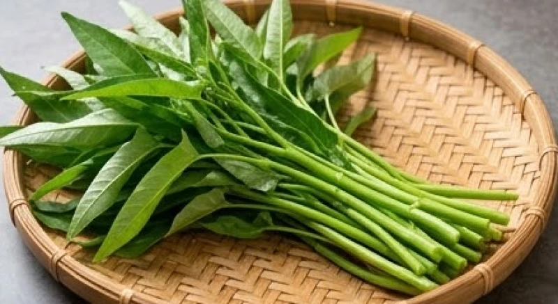 Mơ thấy rau muống: Điềm báo cát hung và con số may mắn 1 Một mớ rau muống non xanh tươi rói được đặt cẩn thận trên rổ tre mộc mạc