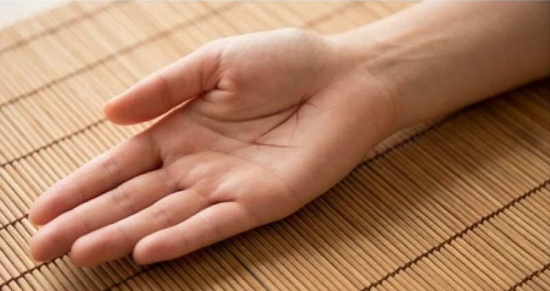 Bàn tay nữ giới với nếp nhăn đuôi cá tượng trưng cho sự êm ấm của gia đạo và bình yên
