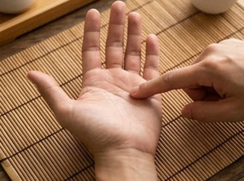 Quy tắc nam tả nữ hữu ứng dụng trong nghệ thuật xem tướng lòng bàn tay truyền thống phương Đông