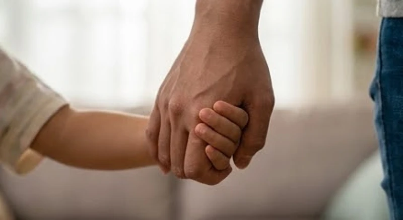 Mơ thấy con gái bị bắt cóc: Giải mã điềm báo và số may mắn 4 Bàn tay của người lớn đang nắm chặt lấy tay một đứa trẻ thể hiện sự bảo vệ vững chắc và tình yêu thương