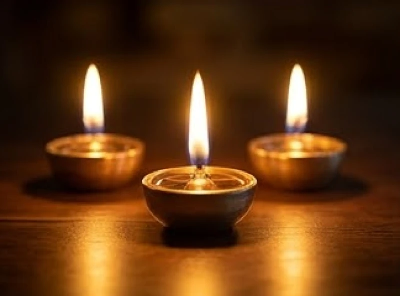 Sim phong thủy tuổi Tỵ: Tự tính tỷ lệ chẵn lẻ và ngũ hành 5 Ba ngọn nến nhỏ đang cháy sáng xua tan bóng tối đại diện cho nguồn năng lượng dương