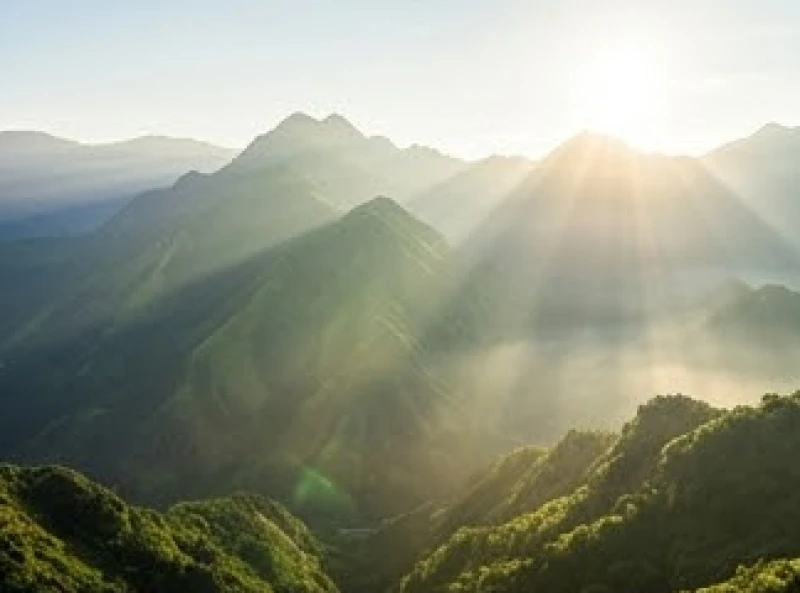 Mơ thấy đi du lịch: Giải mã điềm báo và bảng tra cứu con số 3 Khung cảnh đồi núi hùng vĩ bừng sáng dưới ánh mặt trời rực rỡ mang đến nguồn sinh khí tươi mới