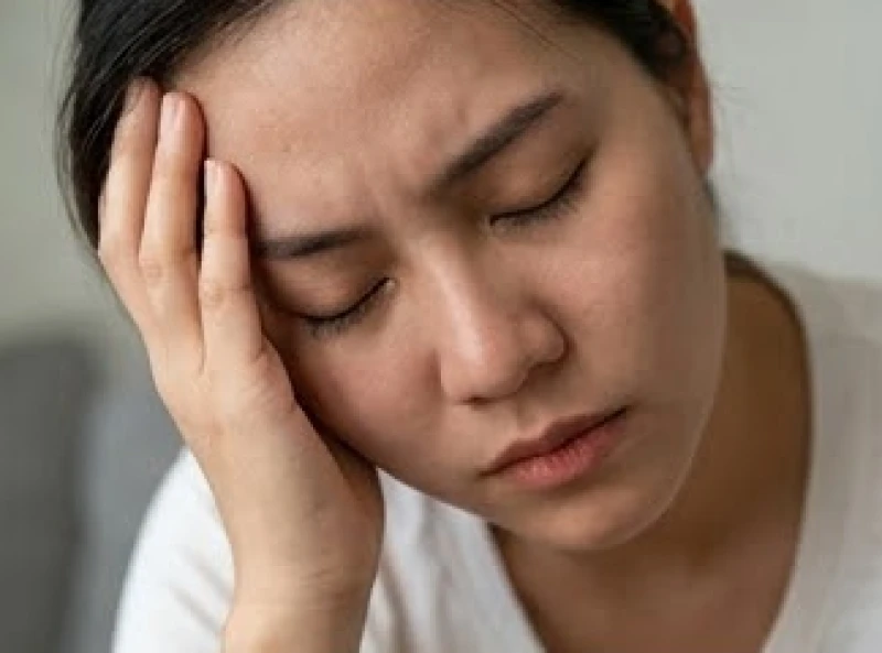 Ngủ mơ nhiều có hại không: Dấu hiệu bệnh lý & cách khắc phục 6 Người đàn ông mệt mỏi nhắm mắt nghỉ ngơi do não bộ quá tải thông tin vào ban ngày