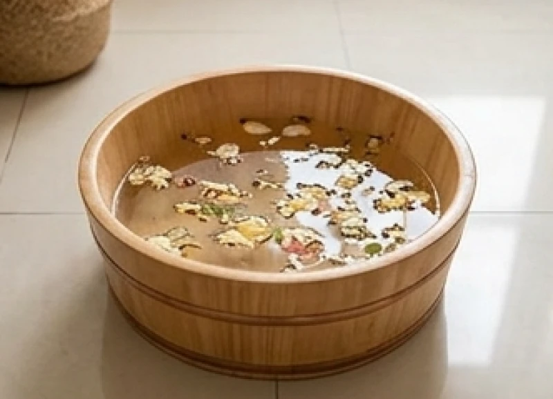 Chậu gỗ chứa nước ấm pha thảo mộc dùng để ngâm chân giúp kích thích tuần hoàn máu và giữ ấm cơ thể