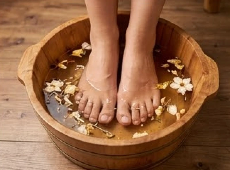 Tướng ngón chân cái ngắn: Ý nghĩa vận mệnh & cách hóa giải 10 Bàn chân thư giãn ngâm trong chậu gỗ chứa nước ấm pha muối thảo dược và cánh hoa