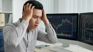 Người tuổi Mùi căng thẳng trước màn hình chứng khoán, đại diện cho những ngành nghề nên tránh với tuổi Mùi