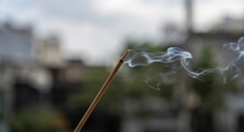 Bầu trời âm u và khói nhang bị gió thổi tắt báo hiệu luồng năng lượng không ổn định trong ngày đại kỵ
