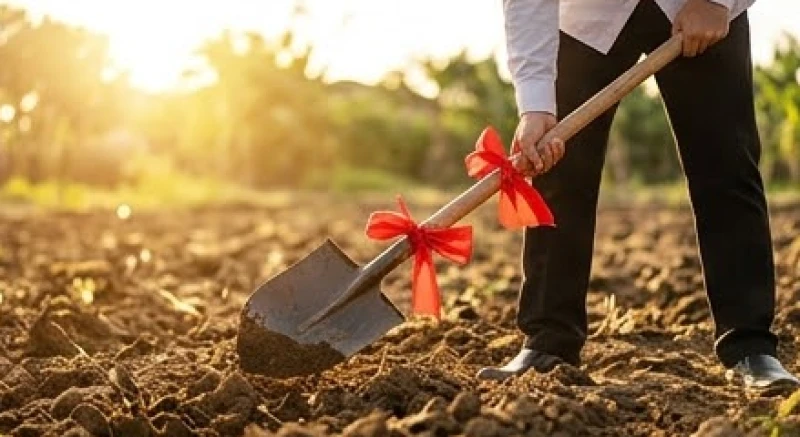 Xem ngày tốt xấu là gì: 3 yếu tố cốt lõi và cách hóa giải 7 Nhát cuốc đầu tiên trong lễ động thổ được thực hiện tại một khu đất ngập tràn ánh nắng mặt trời