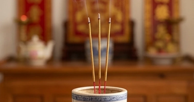 Văn khấn hóa vàng Thổ Công: Bài cúng riêng, mâm lễ và giờ đẹp 2 Lễ hóa vàng tạ ơn Thần linh được thực hiện trang nghiêm với nhang đèn và giấy tiền vàng mã