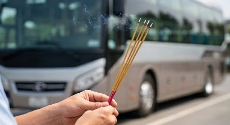 Đôi bàn tay dâng nén nhang thơm khi đọc văn khấn cúng xe khách để cầu bình an