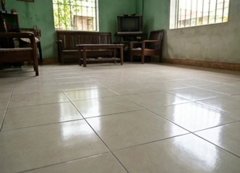 Sàn nhà được lát gạch mới hoàn thiện bằng keo dán chuyên dụng chống phồng rộp