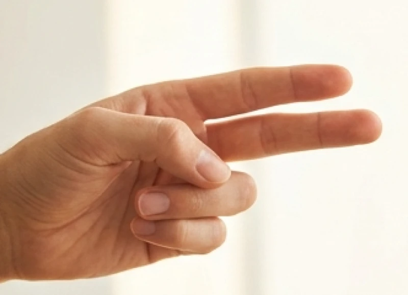 Bàn tay có ngón áp út vươn dài nổi bật hơn so với ngón trỏ bên cạnh