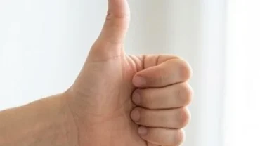 Bàn tay có ngón cái uốn dẻo cong ngược ra phía sau một cách tự nhiên với góc mở lớn hơn 50 độ